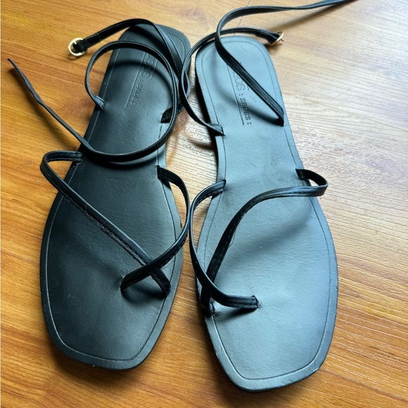 ASOS DESIGN Farnborough minimal toe loop flat sandals in black US 9 - Picture 3 of 5